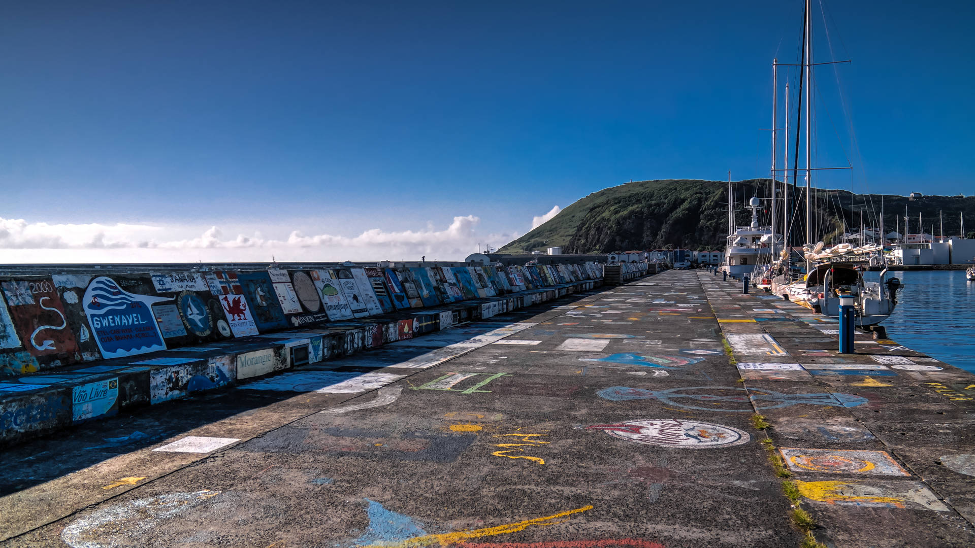 Deze afbeelding heeft een leeg alt-attribuut; de bestandsnaam is Azoren---Faial---Horta---Marina---art.jpg