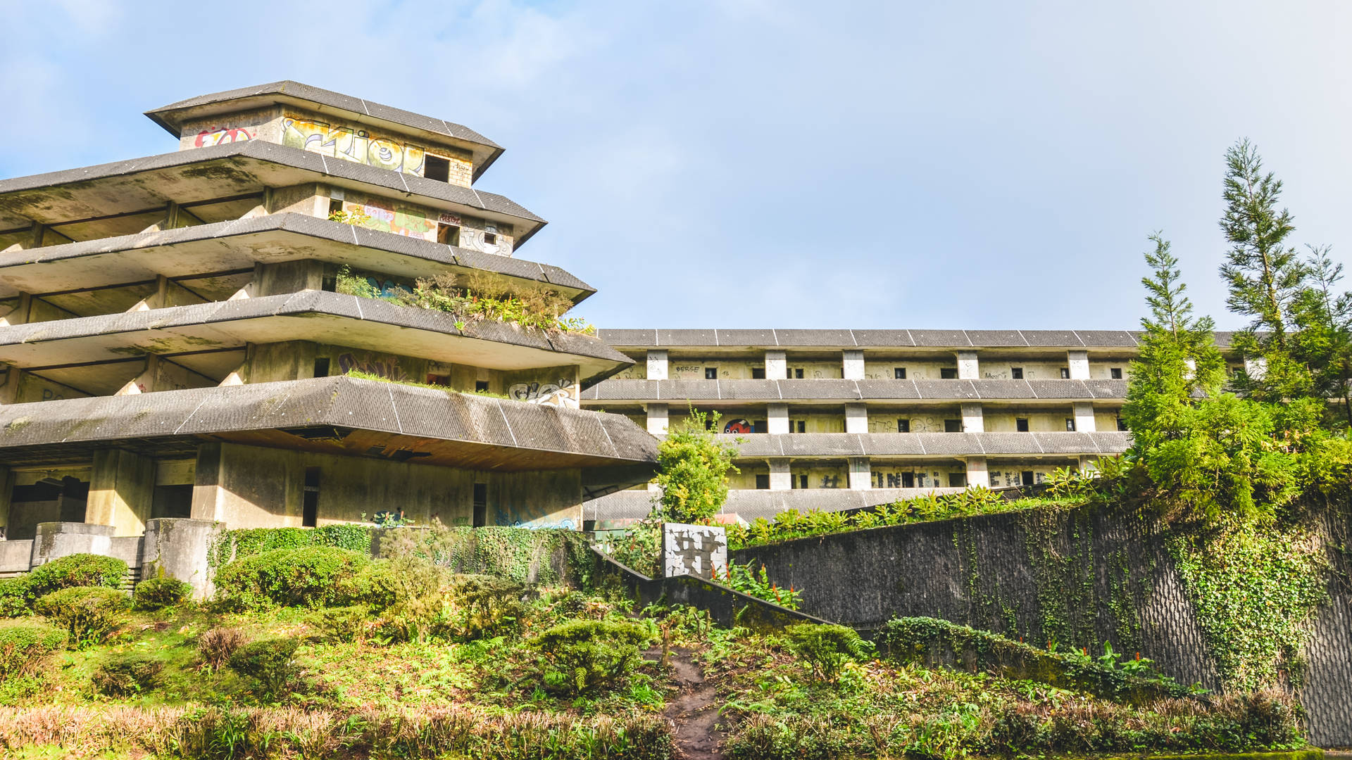 Deze afbeelding heeft een leeg alt-attribuut; de bestandsnaam is Azoren---Sao-Miguel---Sete-cidades---verlaten-hotel---hotel---groen.jpg