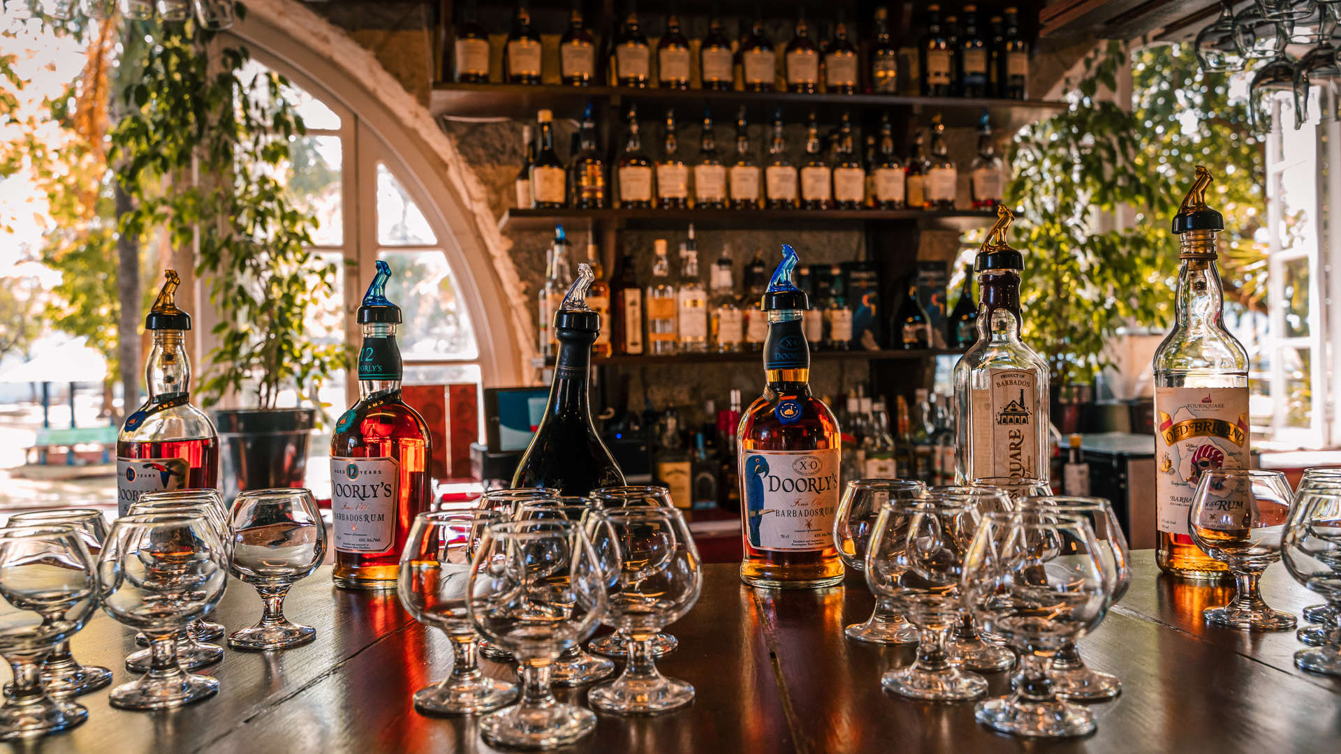 Doe een rumproeverij in één van de lokale rumshops. - barbados onafhankelijk