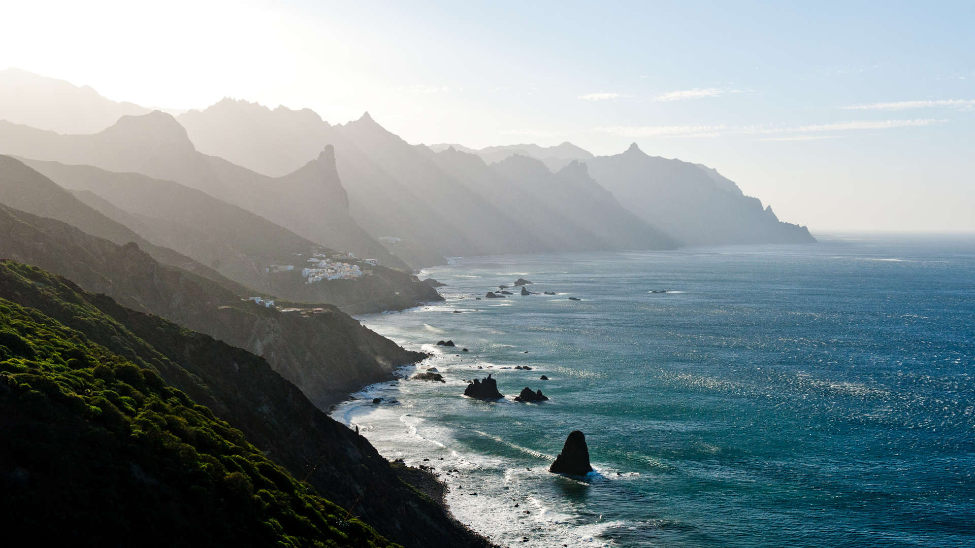 Prachtige kliffen sieren je uitzicht uit het raampje als je gaat vliegen naar Tenerife.