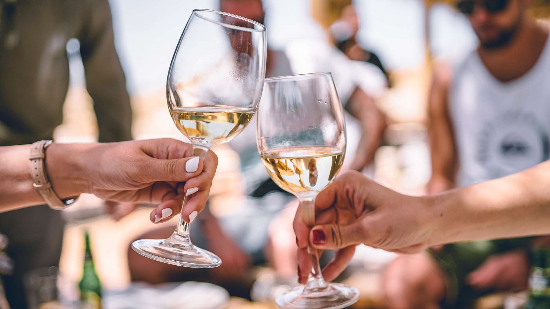 proosten op het wijnfestival in Madeira