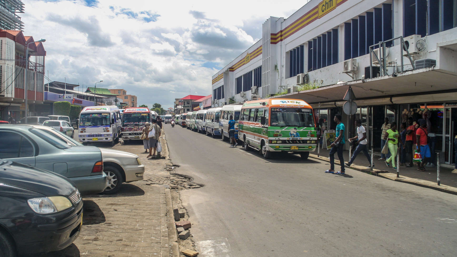 straat in paramaribo